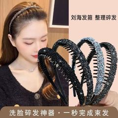 新商品のカチューシャは歯付き滑り止めで顔を洗っています。