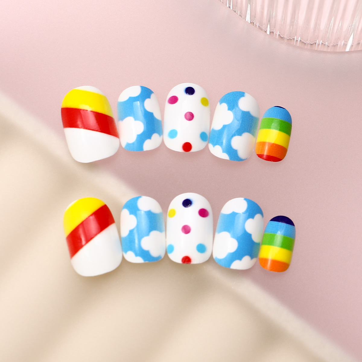 Juego de 24 piezas de uñas postizas para niños con diseño de dibujos animados, desmontables con adhesivo y exquisito diseño.