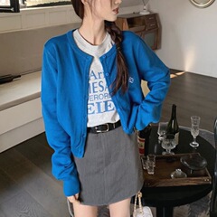 学院の風は白い宝の青いショートニットのカーディガンの女性の韓系の優しい刺繍の小さい背が見えてやせている丸首のセーターを現します。