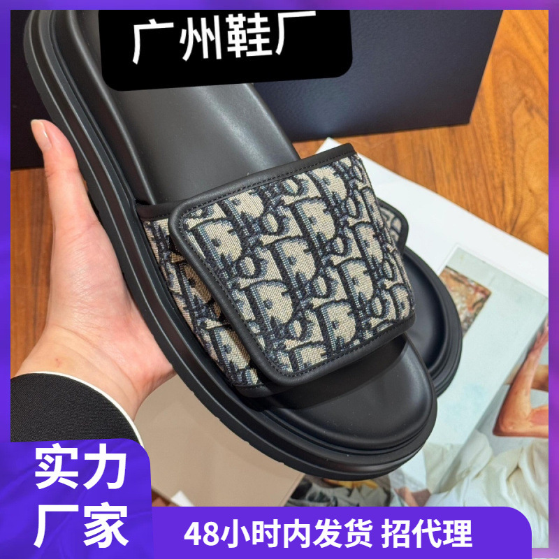 Guangzhou Shoe Factory 2025 pantuflas de verano, suela suave, plataforma antideslizante de diamantes de imitación de una palabra, ropa exterior, elegante playa de suela gruesa