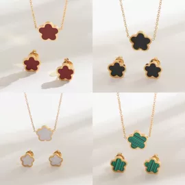 项链;耳钉;手镯