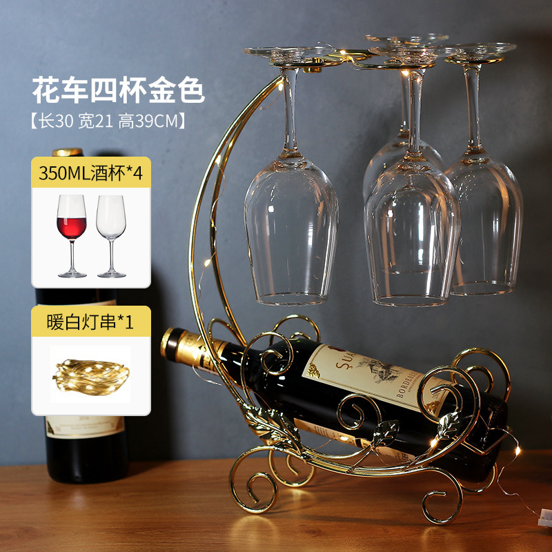 軽くて豪華な風の金色の酒の箱はワインの棚を飾ってワインの棚のワインの杯の棚を並べます。|undefined