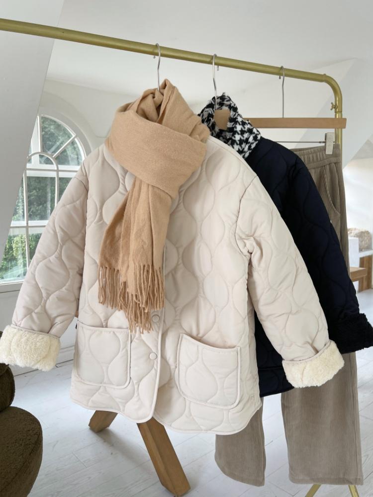 襟のないベルベットは薄っぺらなファッションをつなぎ合わせている冬の韓国版のゆるい小香風菱格保温綿服綿服