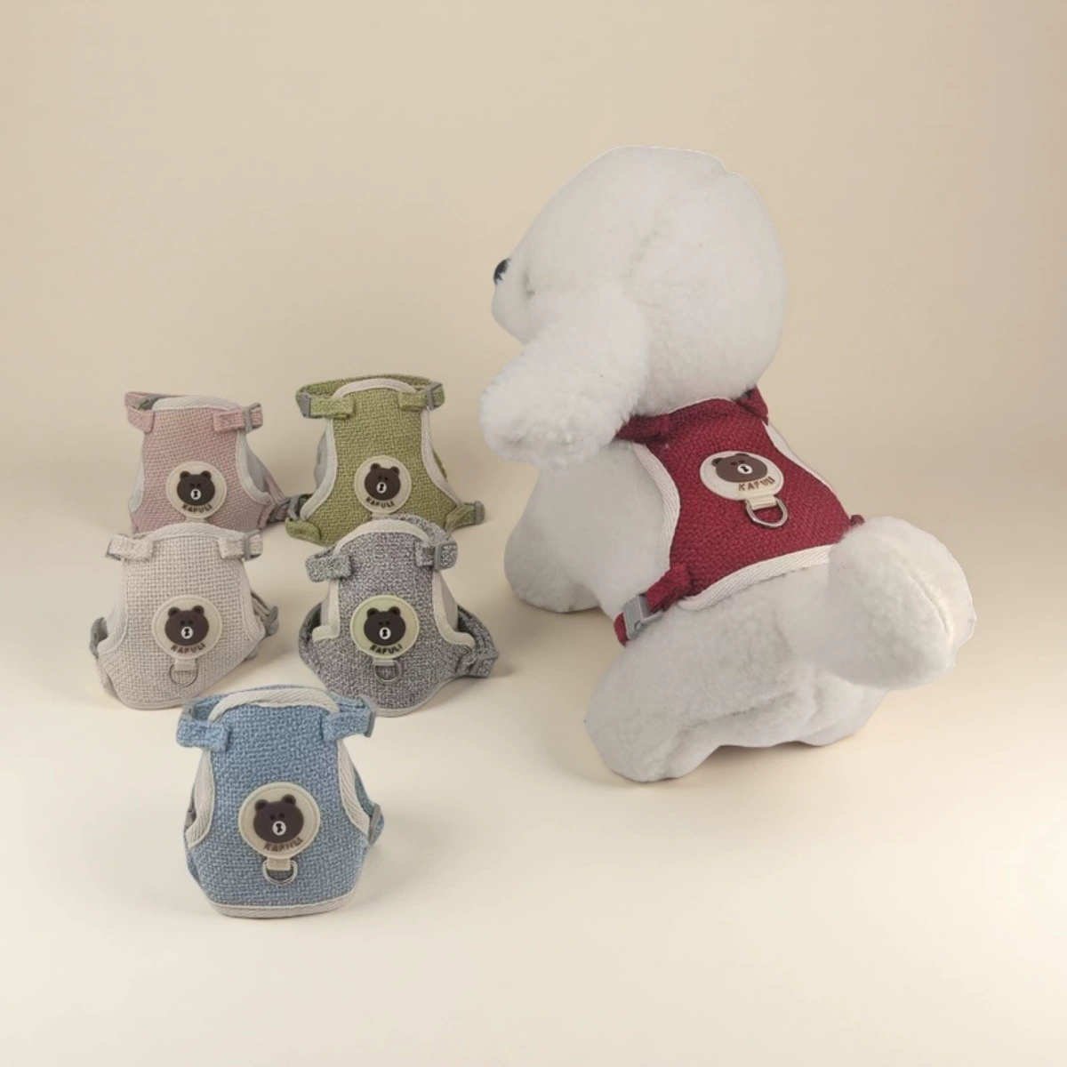 Кроличий буксирный канат выходит на улицу, чтобы выгуливать кроличий канат