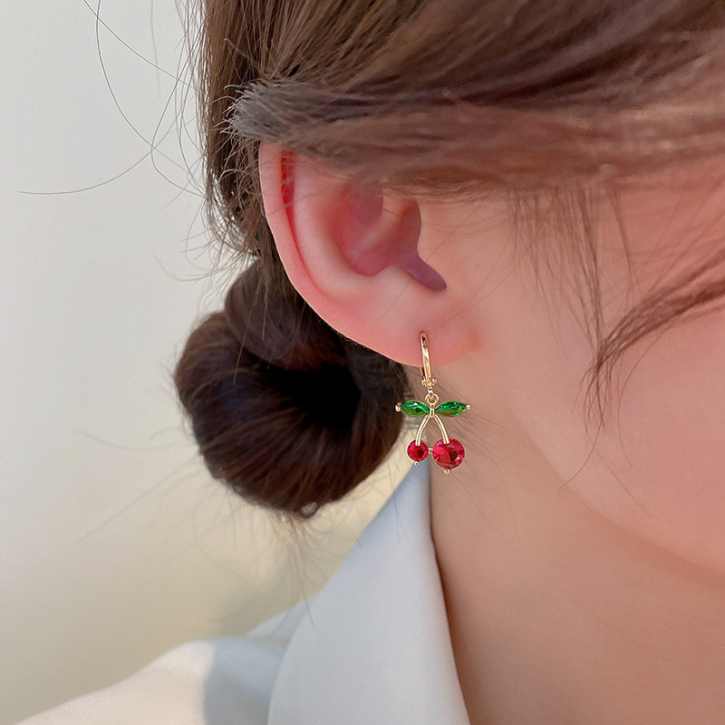 Lindos Pequeños Aretes De Frutas De Cereza Y Cobre Con Diamantes De Imitación. display picture 2