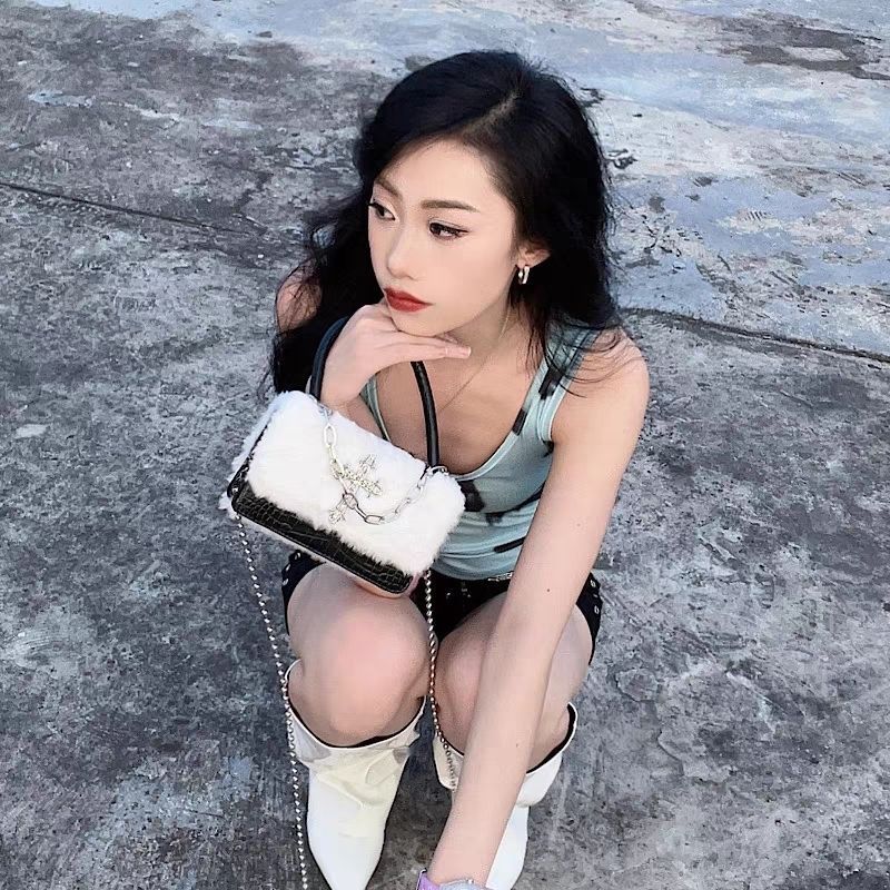 Gotisk crossbody väska i plysch för damer höst och vinter_voghion.com