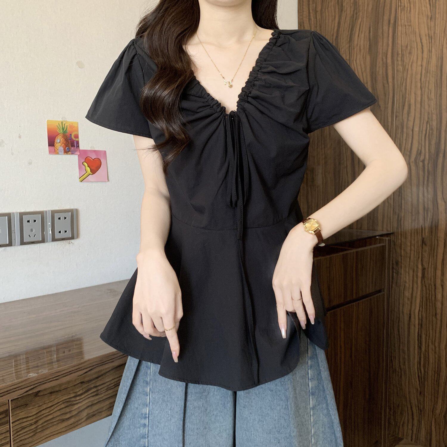 Áo thun nữ cổ V tay ngắn thiết kế dây rút eo — màu đen chi tiết 8
