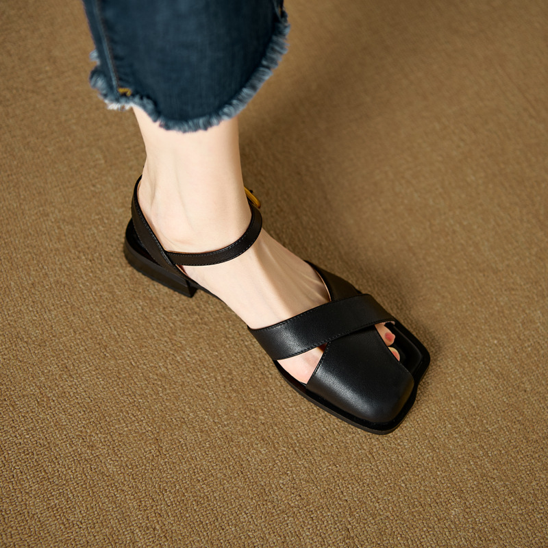 Sandal nữ da bò bít mũi quai ngang đế bằng — Màu nâu