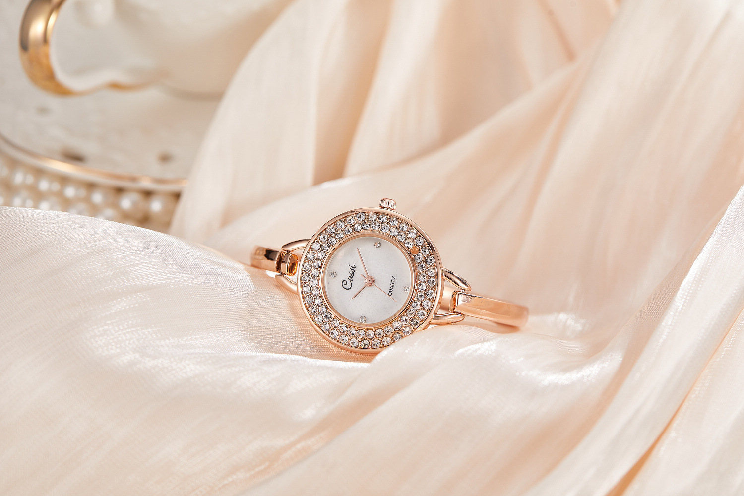 Orologio da donna elegante con bracciale traforato alla moda_voghion.com
