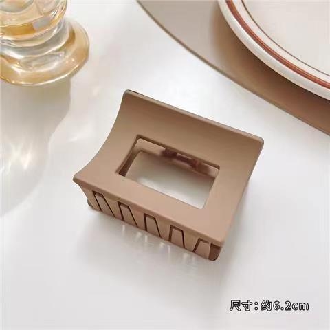 La nueva leche marrón gran tiburón clip moda temperamento de alto sentido pelo acrílico más agarrar la parte posterior la cabeza