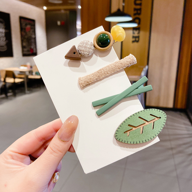 Clip de flequillo lateral rojo de la red femenina 2025 nueva horquilla simple clip de una línea horquilla clip de cabello roto tocado clip de pico de pato