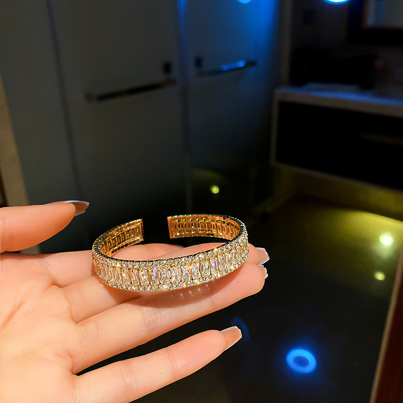 欧米のクロスボーダーにジルコンを入れて、ブレスレットを開けます。