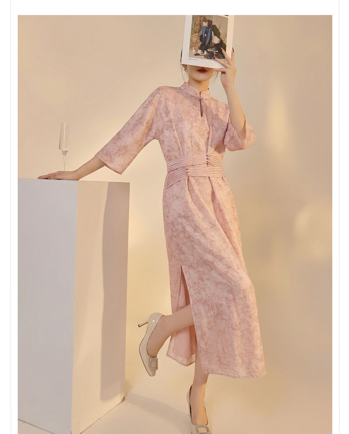 Đầm maxi nữ thắt eo thiết kế jacquard họa tiết hoa văn cổ điển, tay ngắn, cổ đứng — màu hồng chi tiết 4