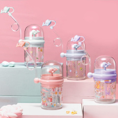 クジラの噴水コップは噴水コップができます。小学生の赤ちゃんが可愛い噴水コップです。
