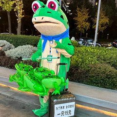 カエルの風船の子供が発光して弾みます。カエルの夜市の卸売りは六一子供の日の人形服のおもちゃを並べます。