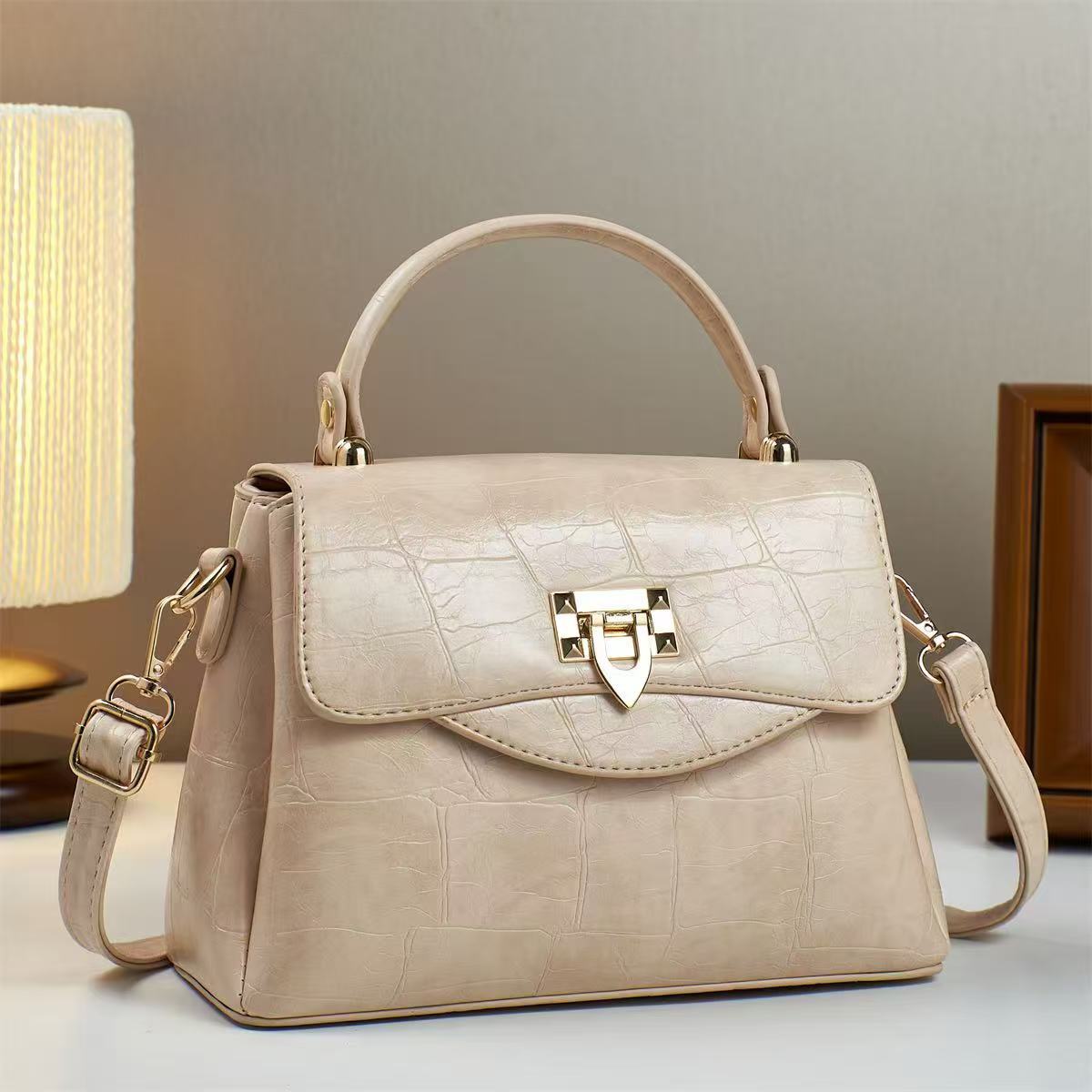 520 regalo bolso de lujo ligero mujer 2025 nuevo estilo atmosférico de alta gama madre de mediana edad bandolera