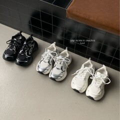 高級感のある白い空飛ぶ円盤のお父さんの靴の女性のタイプ2025新型のレトロなネットの顔は軽くて高くなります。