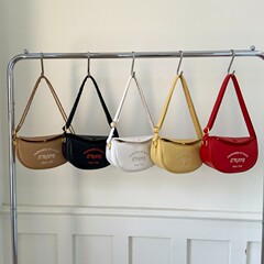 ニッチファッションレッド脇の下小さなバッグ女性のための 2025 新しい刺繍文字サドルバッグ多用途ショルダークロスボディバッグ