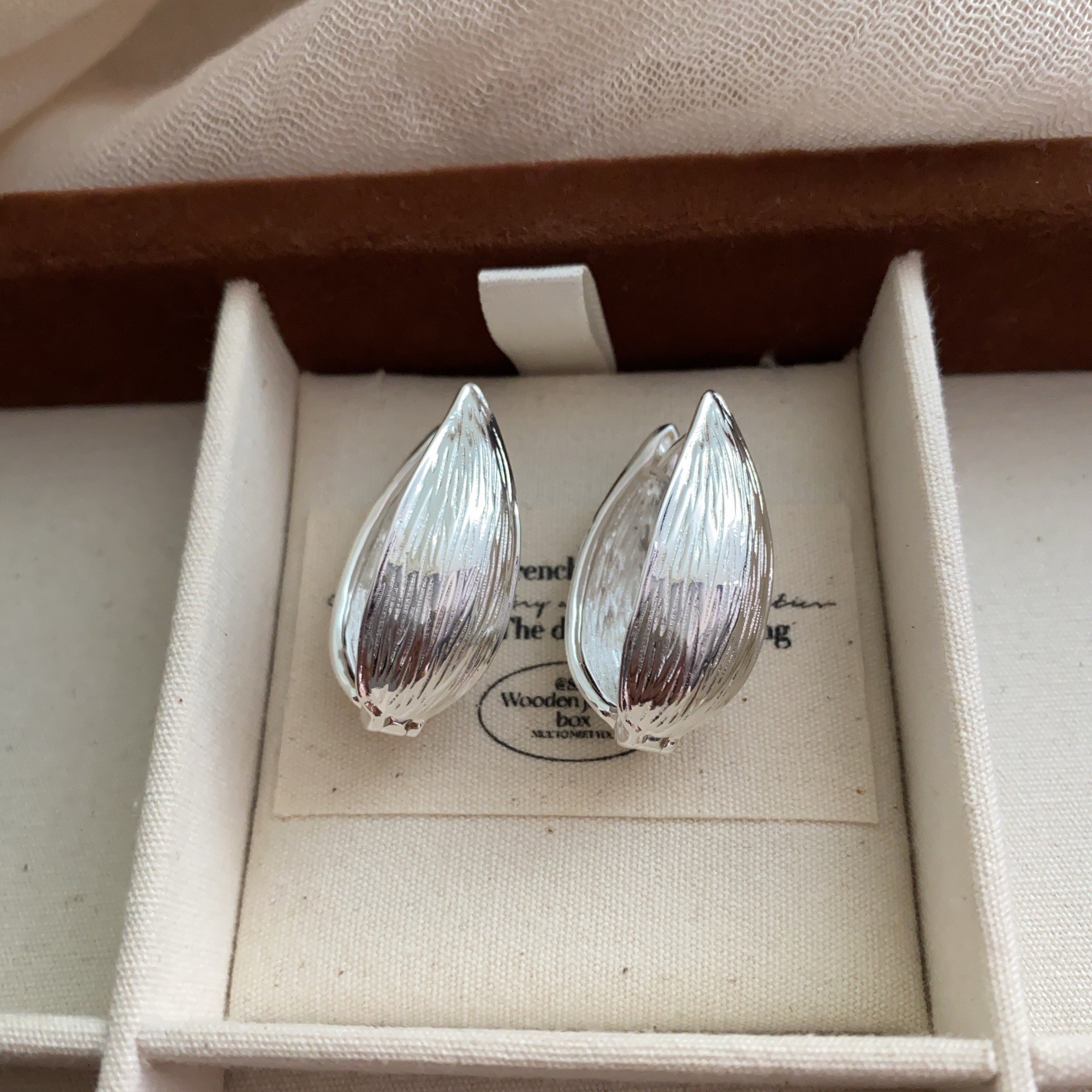 Pendientes de aro gruesos cepillados hechos a mano para mujer, simples y versátiles, pendientes retro personalizados de alta gama, mujeres de moda para viajeros diarios