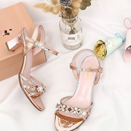 2026 nuevo estilo de verano estilo francés de diamante de tacones gruesos sandalias de mujer universal casual cómodo tacones altos de moda mujer