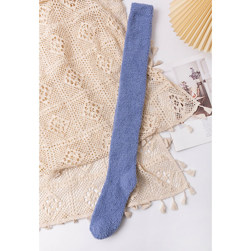 Medias de mujer sobre la rodilla calcetines altos cálido otoño e invierno Nuevos calcetines de terciopelo de coral de color sólido para mujer engrosados calcetines de dormir en casa