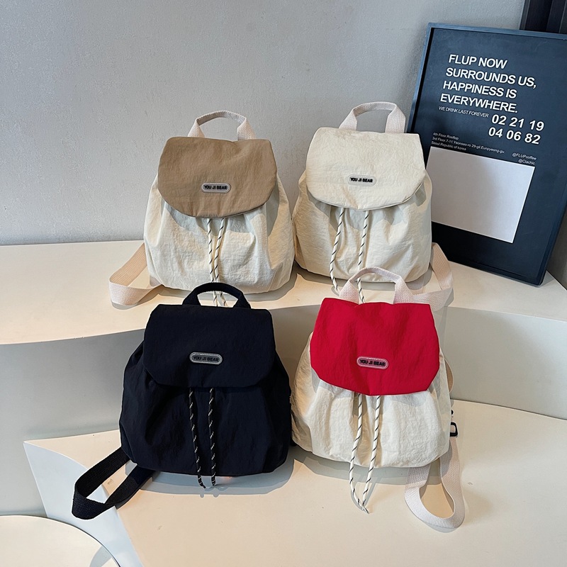 Bolsa de nylon ligera de moda para mujeres 2025 nueva moda versátil estilo coreano para estudiantes universitarios viajes mochila de hombro