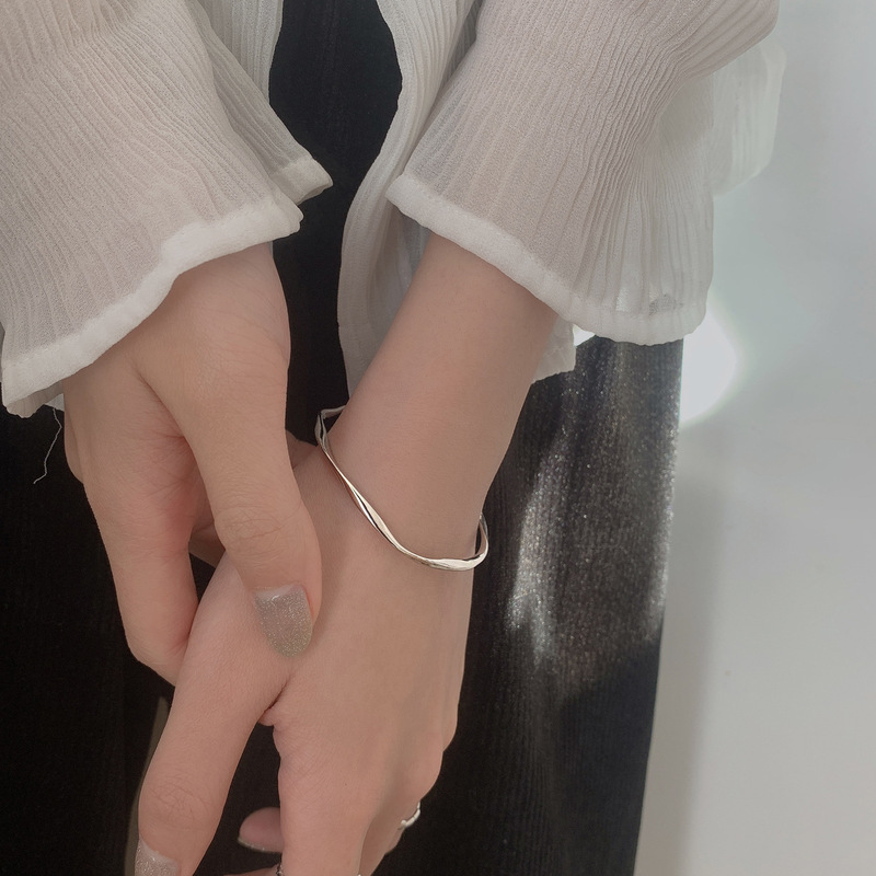 Mobius open bracelet wholesale ins niche design simple cold style bracelet for women 2022 New Mobius open bracelet wholesale ins niche design simple cold style bracelet for women 2022 New