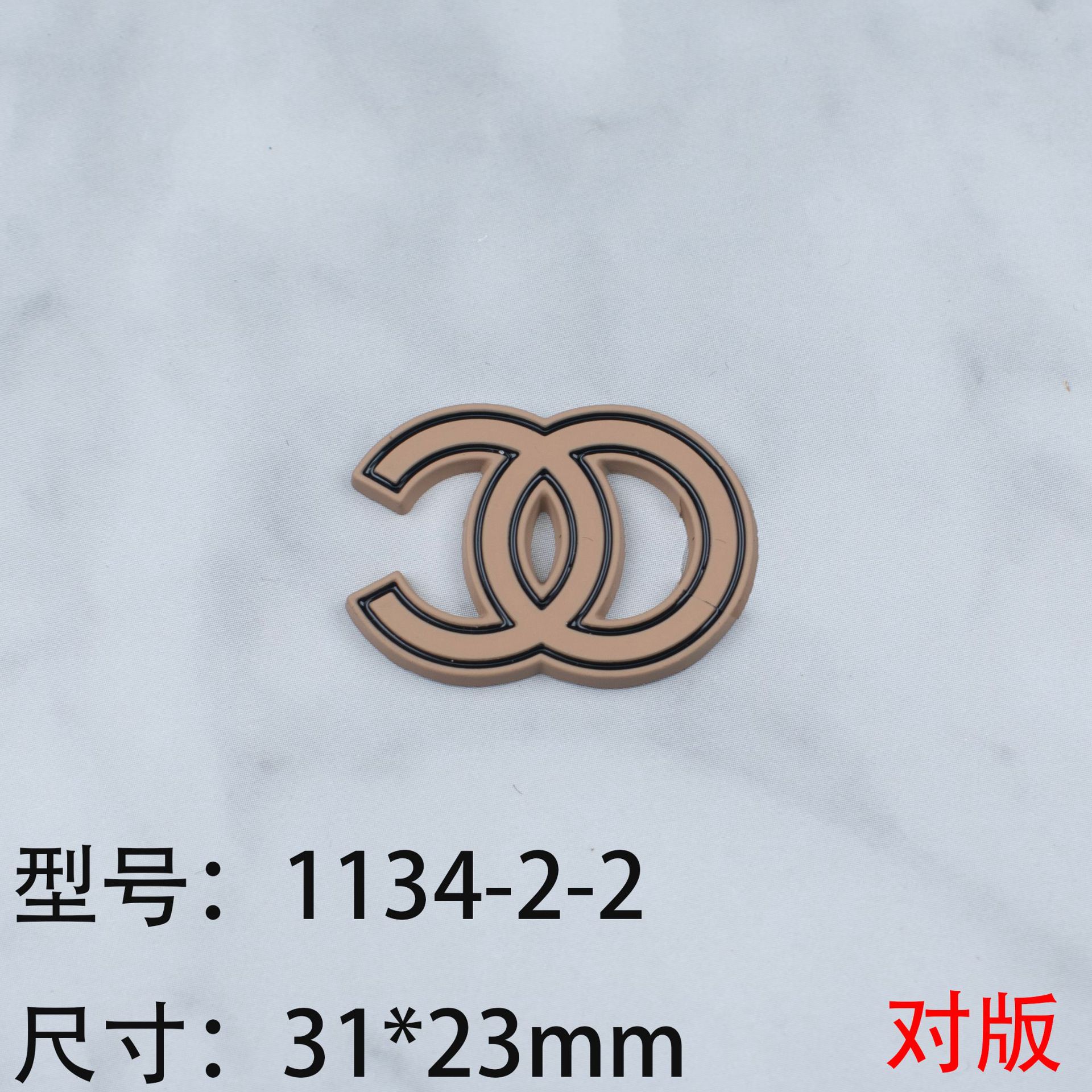 卸売りの軽豪華な貴族の小香風は漆の双cの小さいドリルのcボタンの髪飾りの紐の合金のアクセサリーの部品を焼きます。