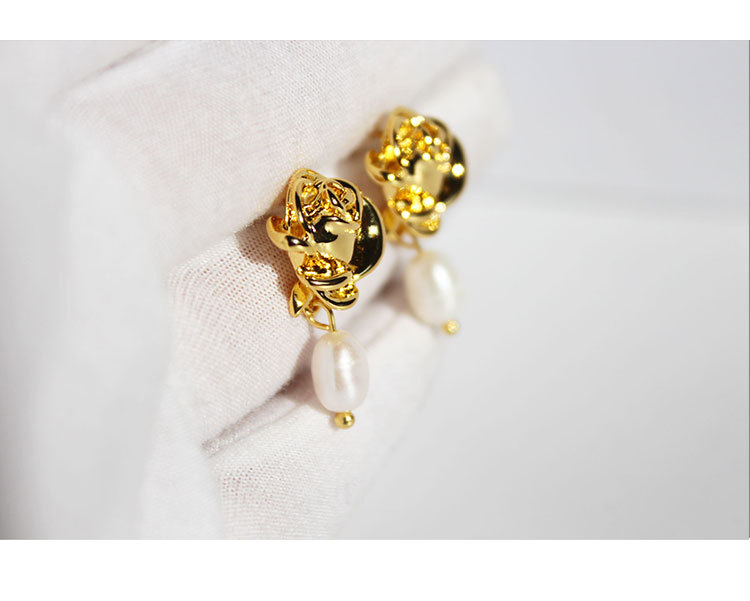 Retro Golden Camellia Vintage Pearl Rose Copper Earrings display picture 3