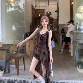 爆夏季度假风不规则荷叶边连衣裙女辣妹吊带裙a字法式小众拖尾裙