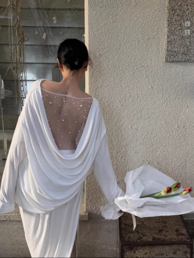 Las lágrimas de la perla de la mujer de la camiseta de cuello swing de back-end de la camiseta de malla de primavera de 2025