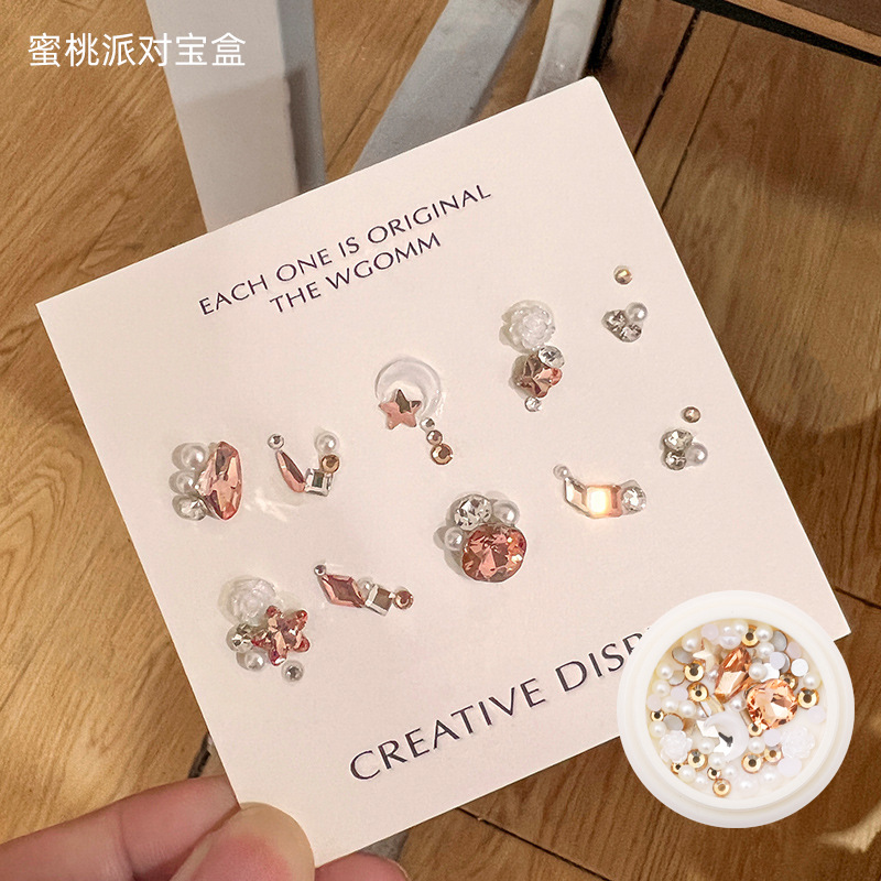 Desgaste de la celebridad en línea paquete de material de uñas caja del Tesoro japonés accesorios de uñas corazón torcido Mariposa Super Flash accesorios de uñas de diamante en forma especial