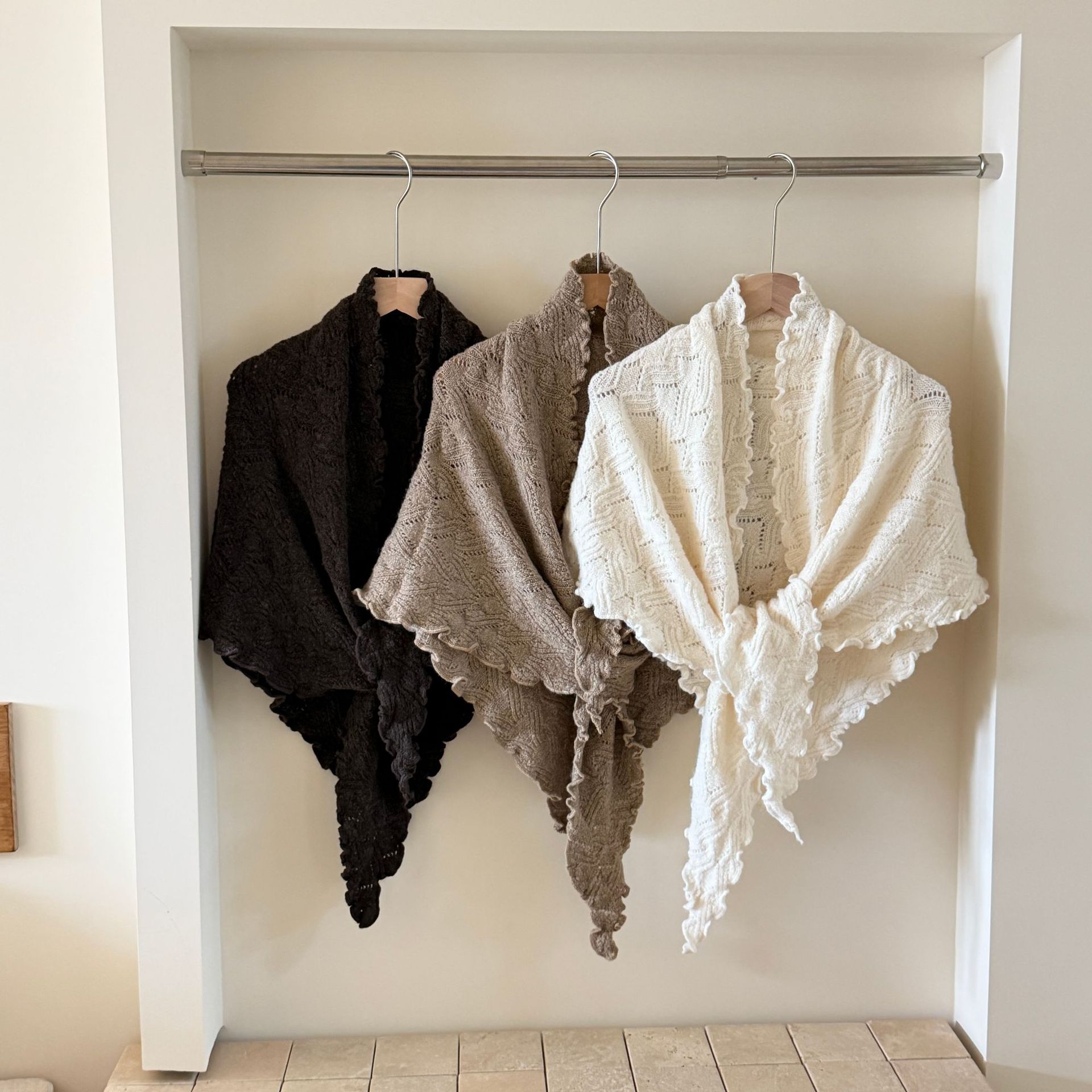 In-Stock Factory Wholesale Autumn and Winter Triangle Scarf Large Shawl with Ruffled Edges, Soft, Breathable, Versatile, Warm Cape