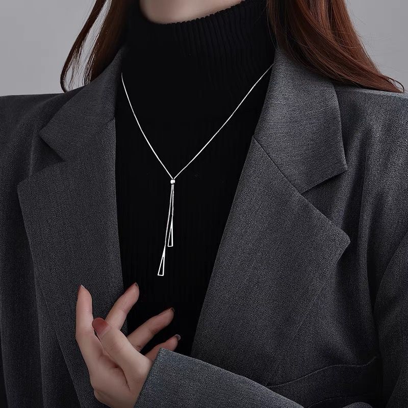 Korean version of Instagram double layer wear female light luxury niche design sense of autumn and winter sweater necklace new hoodie chain with accessories