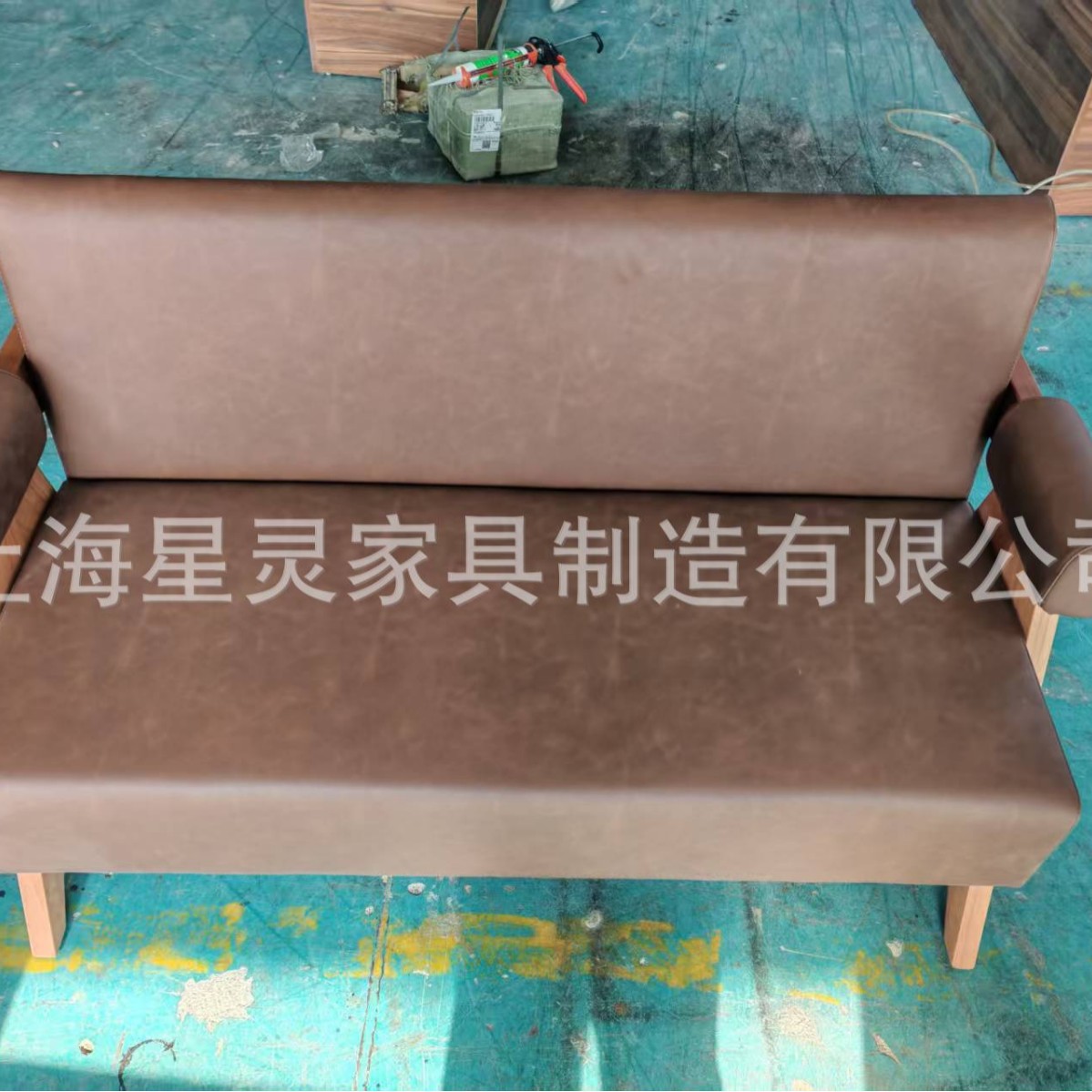 Source Factory Provides Drawings and Samples for Custom Design of Restaurant Booth Sofas with Soft Upholstery in New Chinese Style and Solid Wood