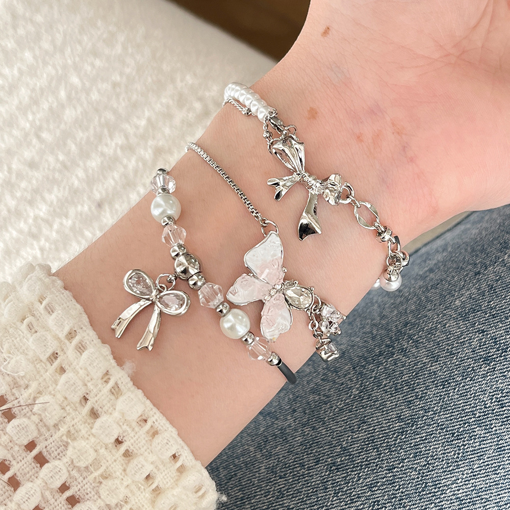 Fashionable elegant bracelet pearl with bow with zircon