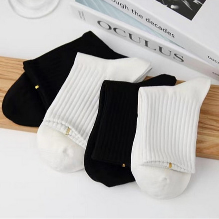 ��Ͳ������ϵ�⴩�ٴ��˶������кڰ״�ɫ��Լ����