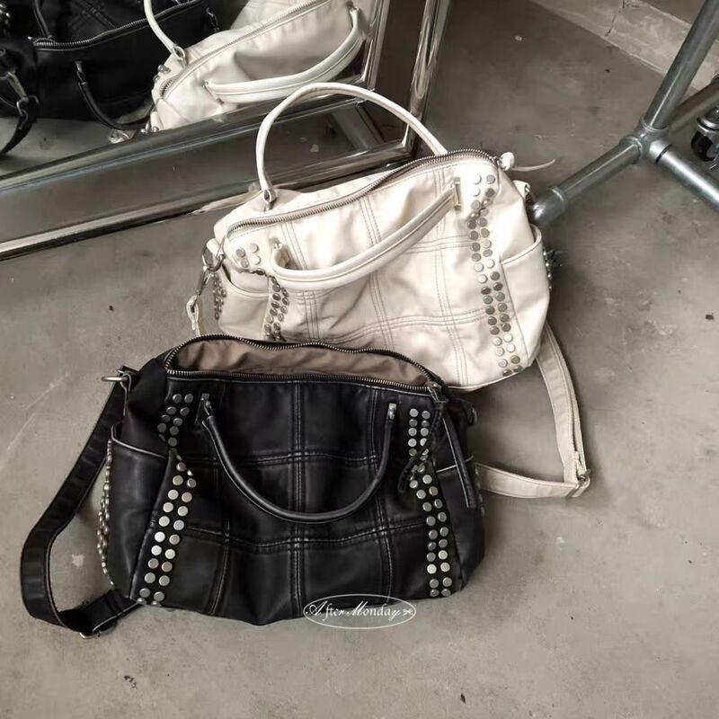 2026 New Korean Style Women's Large-Capacity Bag with Rivets, Pillow Bag, Large Handbag, Shoulder Bag, Crossbody Bag