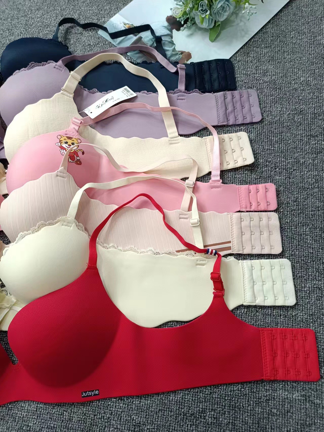 Exterior de una sola pieza brillante ropa interior sin costuras sexy anillo de acero suave sujetador pecho colección anti-sagging sujetador al por mayor