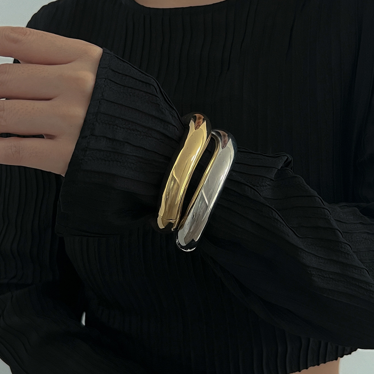 Retro Punk Solid Color Alloy Bangles Wholesale display picture 21