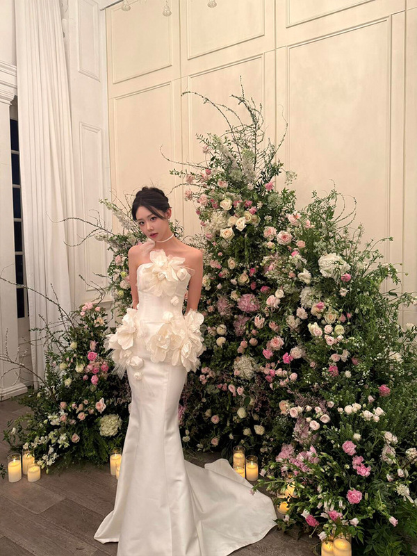 白い婚約ドレス、ハイエンドの軽い高級感、ニッチな社交界の気質、チューブトップドレス、立体的な花のモーニングローブ、乾杯ドレス|undefined