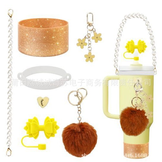 Nuevos productos Stanley taza de agua de mano cadena de taza de flores colgante de amor Begonia gorra de paja bola de peluche llavero
