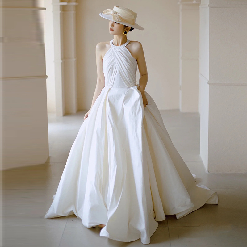 French-Style High-End Light Wedding Dress 2026 New Elegant Backless Wedding Gown Hepburn-Style Satin Travel Photography Dress
