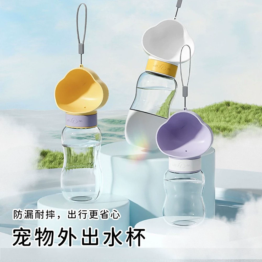 Собака выходит из стакана для воды портативный питьевая вода