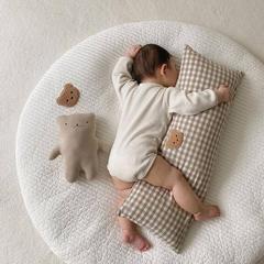 Ins熊の格子は枕を抱いて綿をなだめます。衝突防止枕の子供が寝ます。