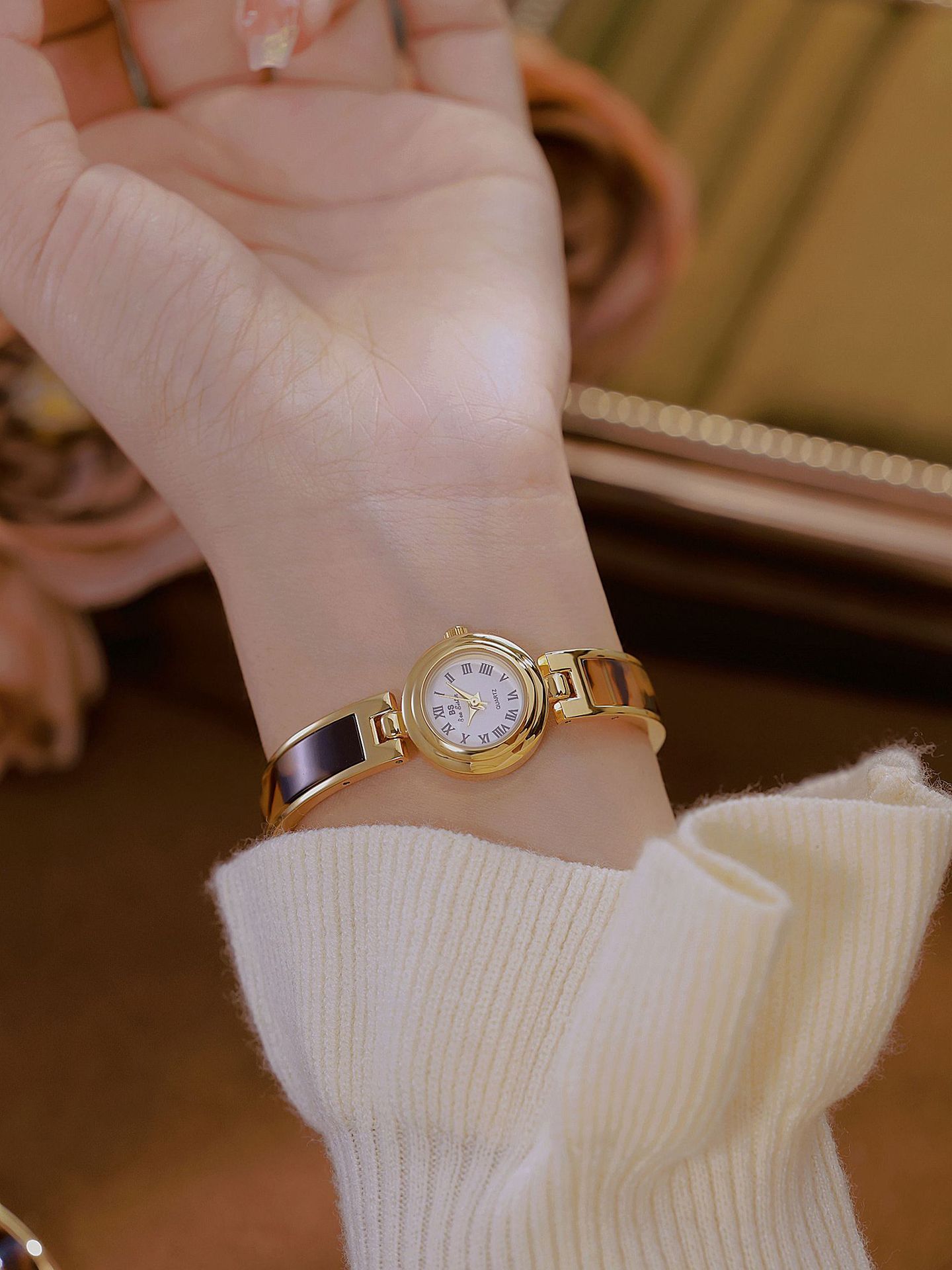 Simple Style Classic Style Solid Color Jewelry Buckle Quartz Watch Women's Watches display picture 8