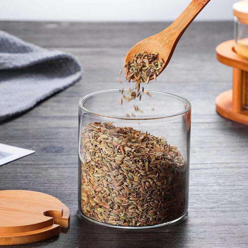 Condimento de cocina de vidrio de alto silicio de silicio con recipiente de condimentos triangular con base de bambú con cubierta de madera con cuchara de madera