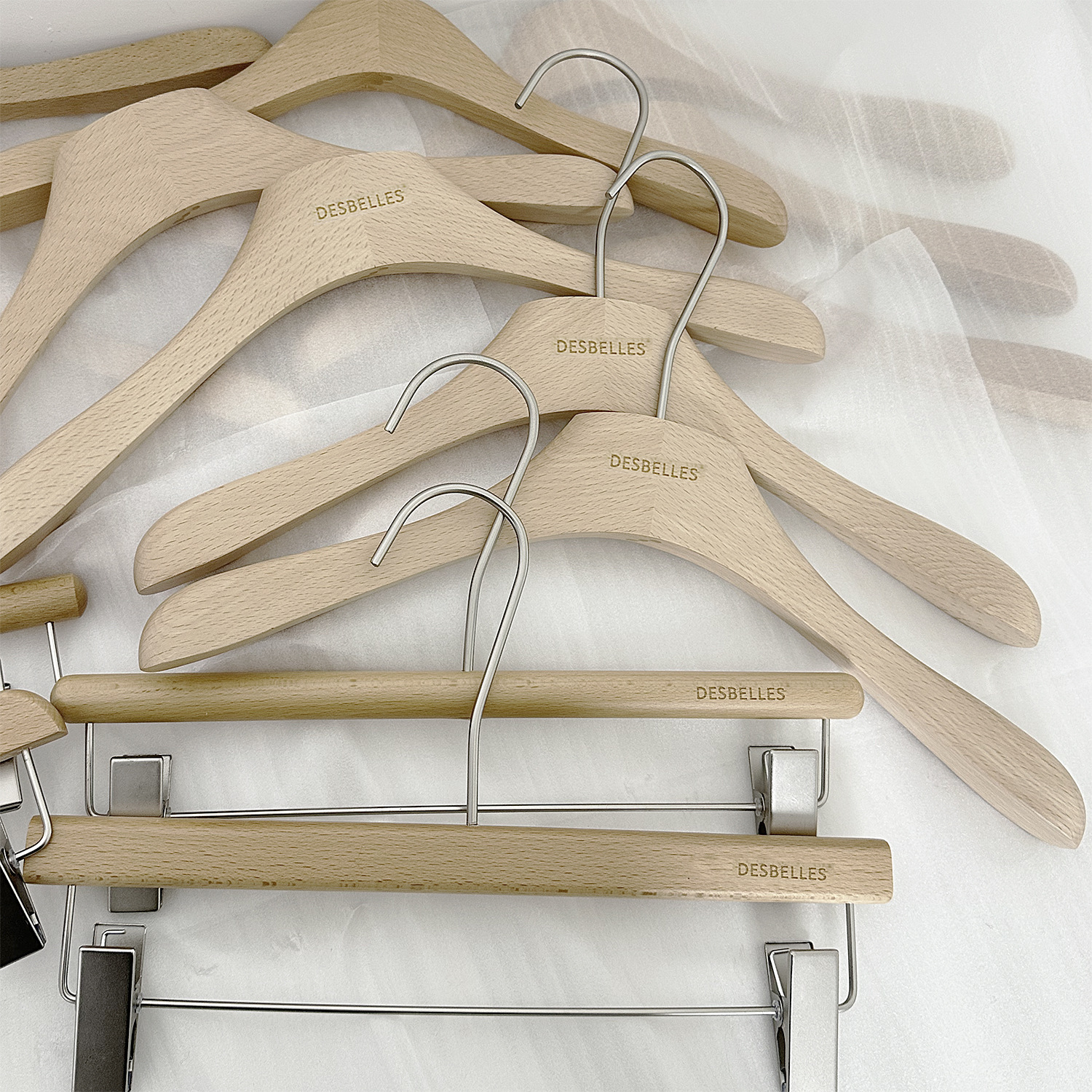 Perchas de Madera de Haya Antideslizantes con Pinzas para Tiendas de Ropa Femenina