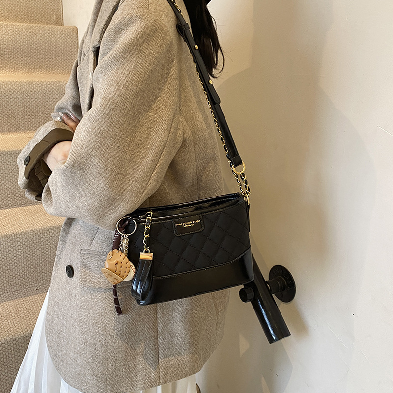 Bolso pequeño con hilo de bordado de diamante de fuego súper caliente femenino 2024 nuevo bolso de mensajero de un solo hombro de cadena salvaje