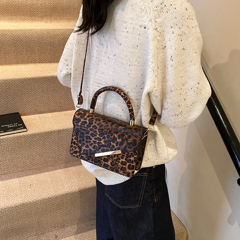 2024 otoño y invierno nueva moda leopardo moda cadena de personalidad estilo extranjero un hombro en diagonal bolso de mujer bolso cuadrado red